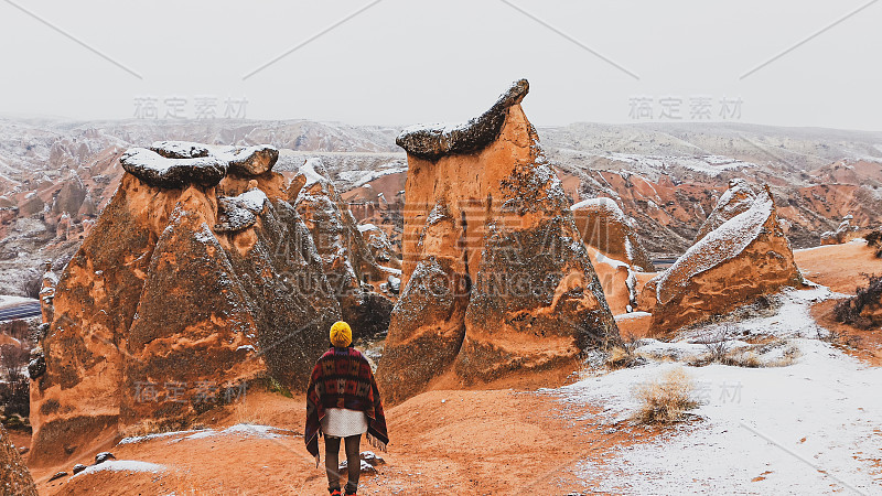 在卡帕多西亚德夫特山谷，一个女人独自面对雪景。