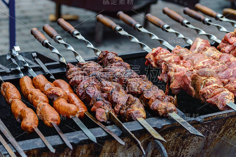 用烤肉串煮肉和香肠