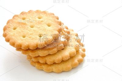 白色背景上孤立的甜食消化饼干堆