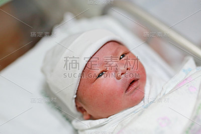 新生儿在产房的毯子里。