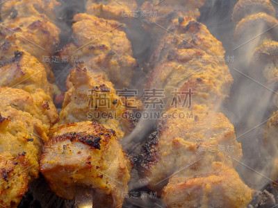 肉在火上烤着