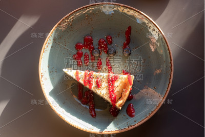 纽约奶酪蛋糕，浆果，阳光，阳光。