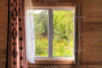 小屋的窗户