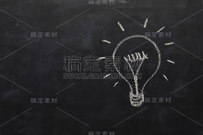 用粉笔在黑板上画的灯泡