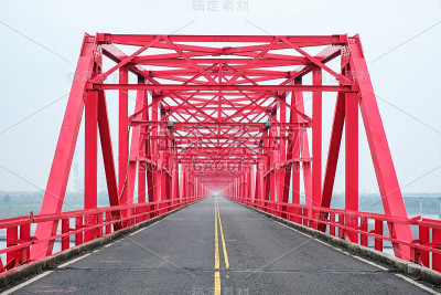 台湾西洛的对称红钢桥和公路