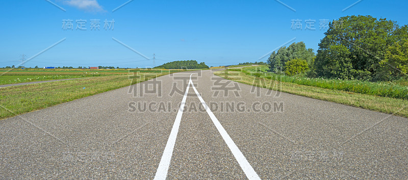 乡间小路穿过夏天的乡村风景