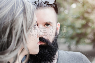 两个严肃的人，男人和女人