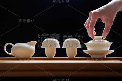 茶道置竹桌上，备绿茶