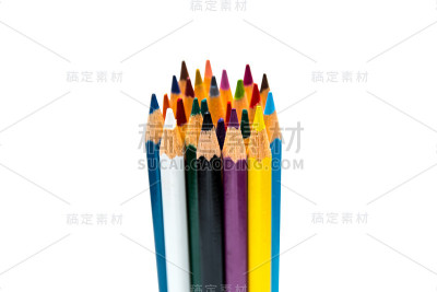 白色背景上的彩色铅笔