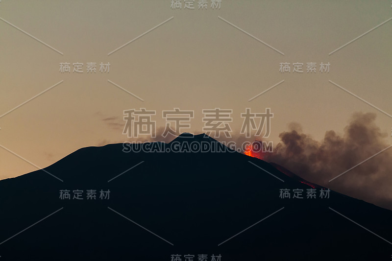 埃特纳火山在不断喷发中产生熔岩喷泉。