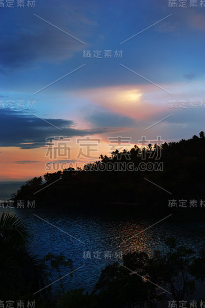 日出时棕榈树的剪影，拉斯加勒拉斯海滩，萨马纳半岛