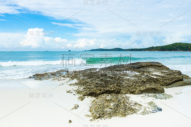 大海，海滩和天空。