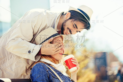 夫妇享受春天