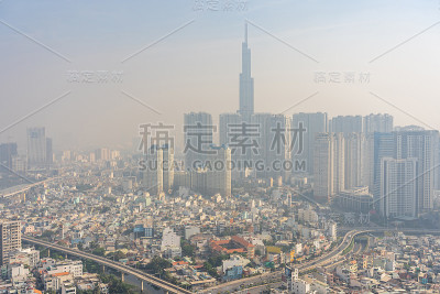 工业城市的天空被高楼大厦所笼罩