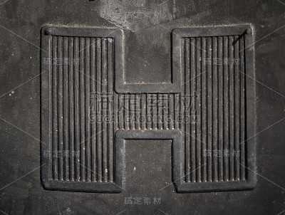 刻在轮子上的字母“H