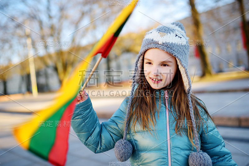 可爱的小女孩手持三色立陶宛国旗庆祝立陶宛独立日