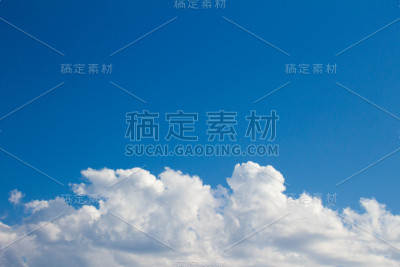 白云飞扬，蓝天停息