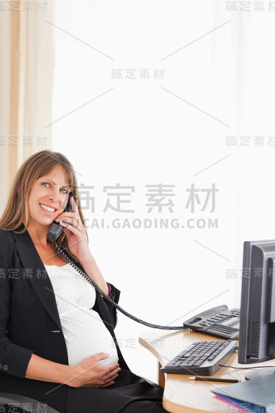 打电话的漂亮孕妇