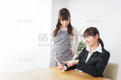 在咖啡馆工作的女人