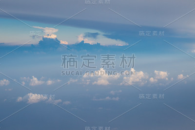 蓝天从高空飘来