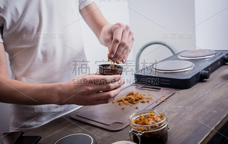 在酒吧里煮水烟。把烟草切进碗里。餐厅