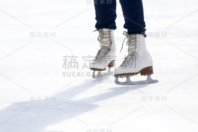 在溜冰场上滑冰的脚