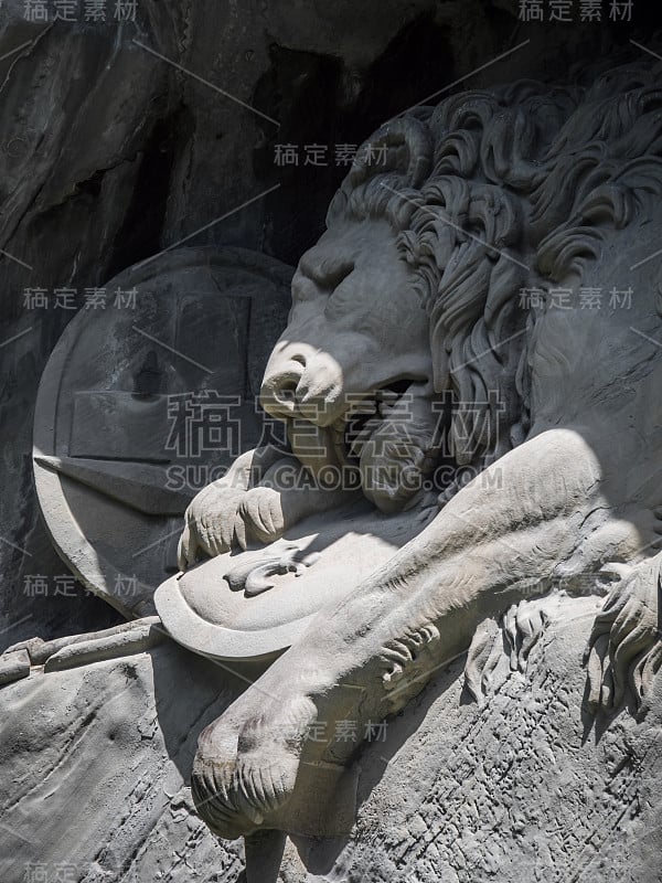 leendenkmal，瑞士卢塞恩的狮子纪念碑。它被雕刻在悬崖上，以纪念法国路易十六的瑞士卫队。