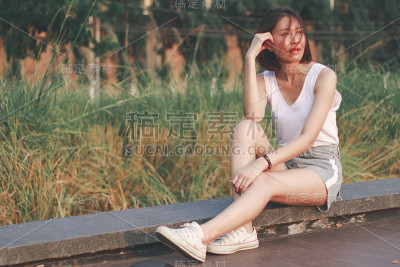 坐在公园桥上的女人