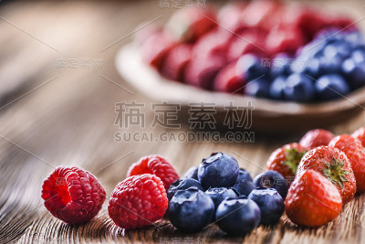 木碗里的林果。