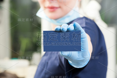 商业空白卡片特写在女牙医手中