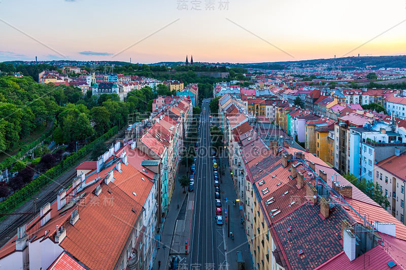 从Nuselsky桥(Nusle bridge)拍摄的布拉格景色。著名的维瑟拉德堡就在它的后面，还有