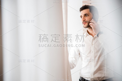 年轻人在室内讲电话库存照片