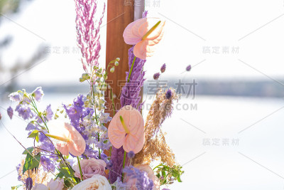 用鲜花装饰婚礼拱门。在户外举行婚礼。装饰细节