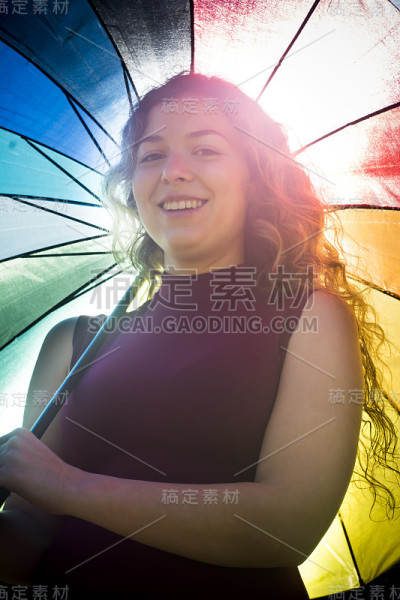 一个在阳光明媚的日子里打着伞的漂亮女人