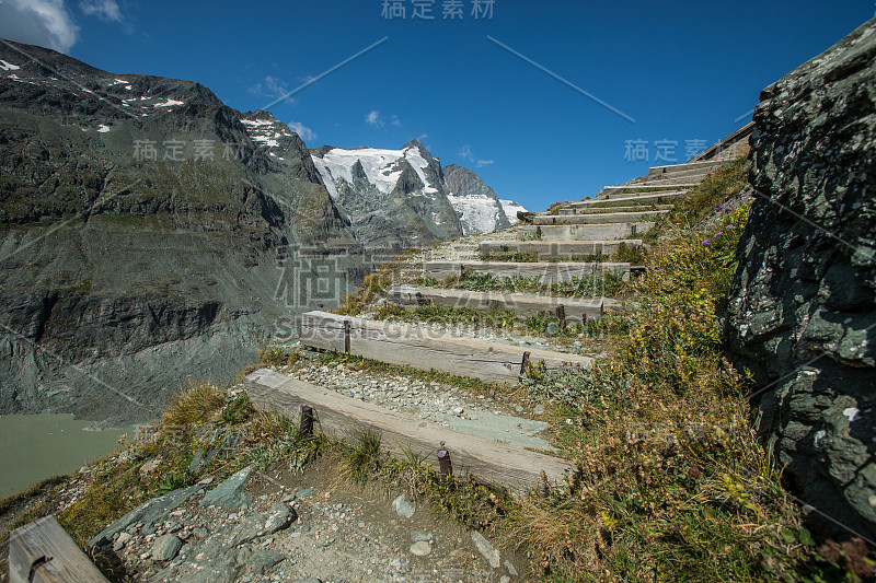 高山上的木楼梯