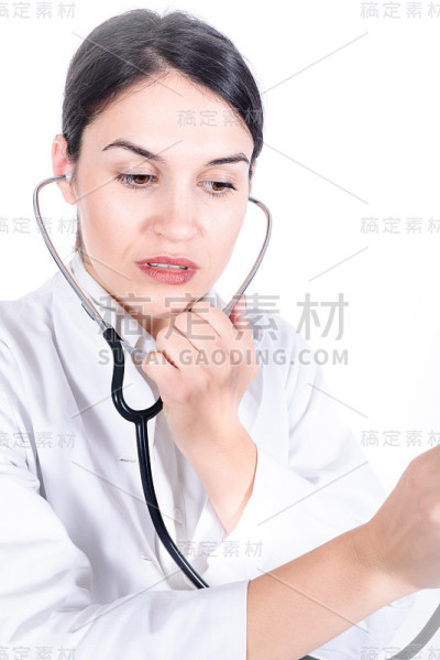 女医生与听诊器关心诊断