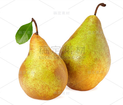 成熟的绿色梨，叶子孤立在白色背景上。