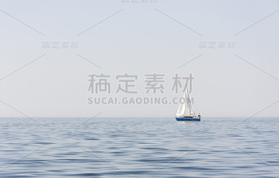 蓝色帆船在海上或海洋