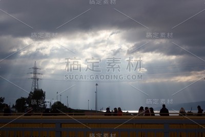 阳光照射在希腊雅典城外的货船上