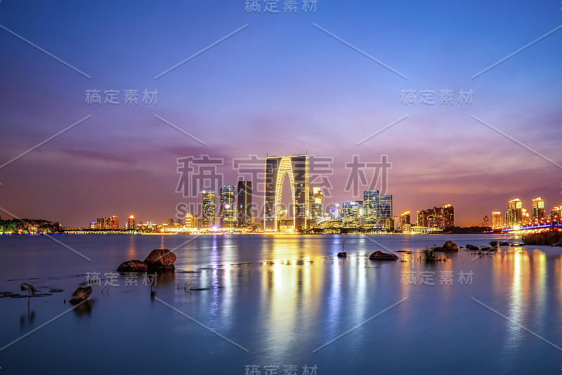 中国苏州现代城市建筑夜景