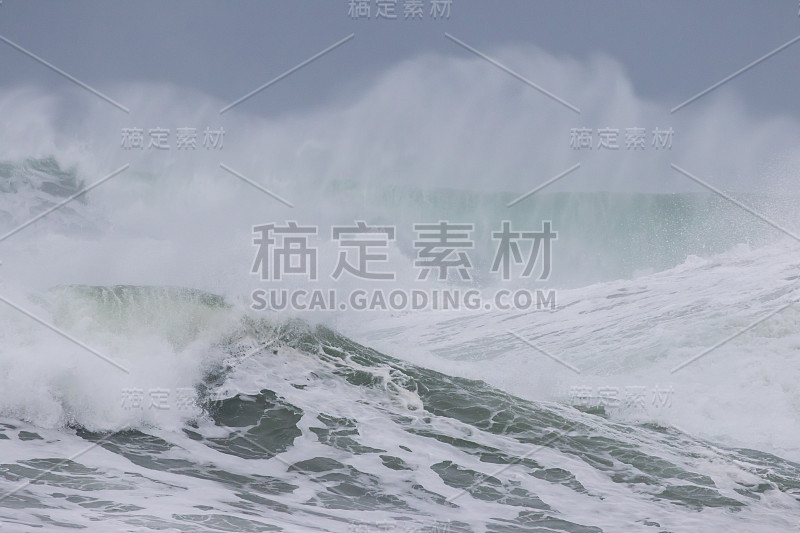 俄勒冈州海岸风暴中，强大的海浪扬起白色浪花