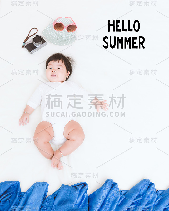 亚洲可爱的女孩快乐的毯子与HELLO夏季信息的假日背景。(老式的语气)