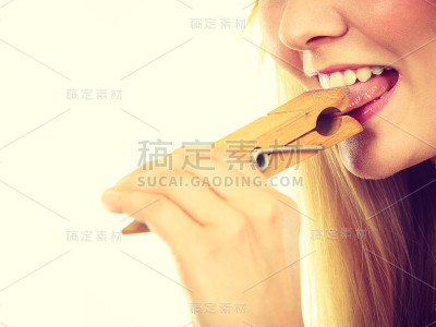 舌头夹在衣夹里的金发女人