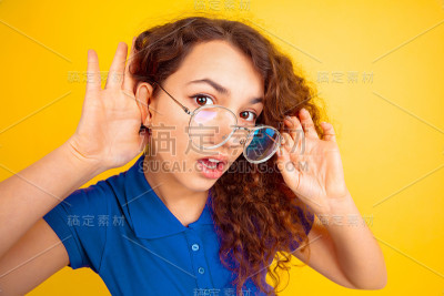 黄色背景上的白人女孩肖像