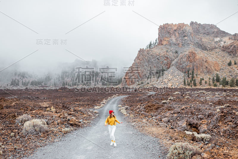 在风景如画的沙漠山谷里的女人