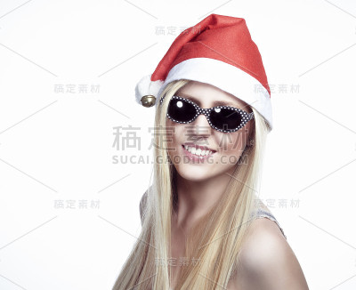 戴着斑点太阳镜的女人