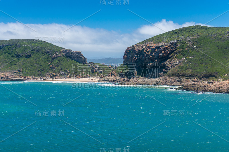 美丽的海滨自然景观，岩石海岸悬崖和蓝色的海水