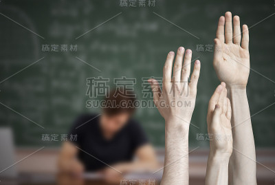 一组学生举手，要回答老师的问题，黑板背景