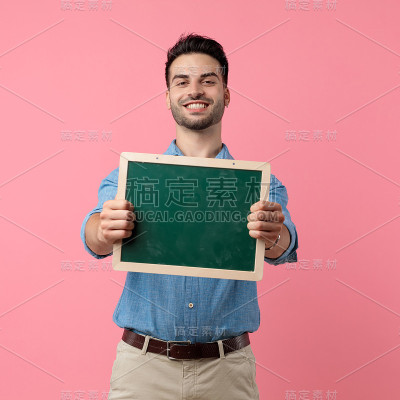 快乐的年轻人随意的家伙展示黑板