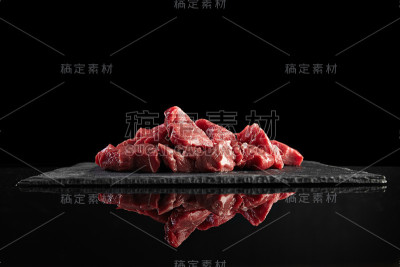 肉片孤立在黑色烹饪架上